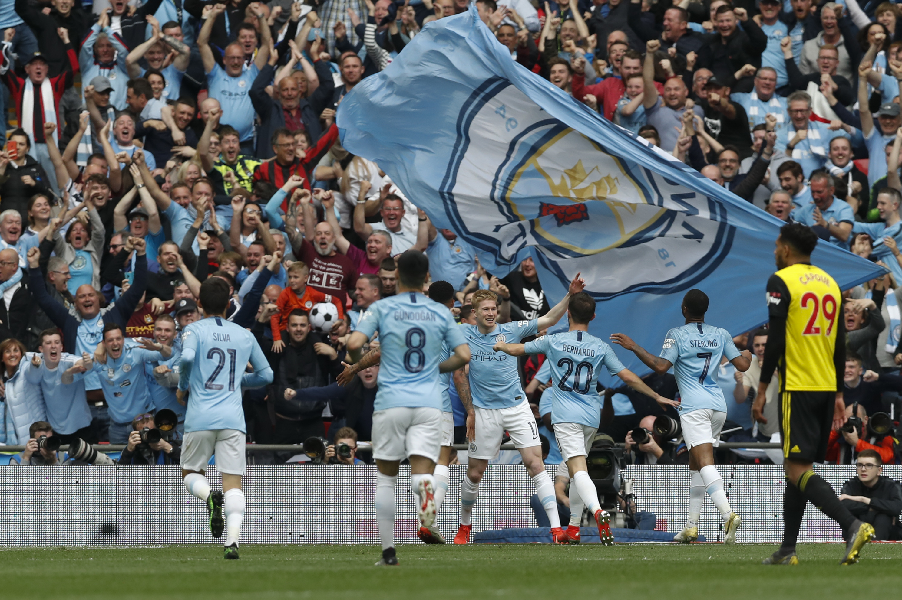 罗马诺：哈维想去英超但没在和曼联谈判；B费1月不会走