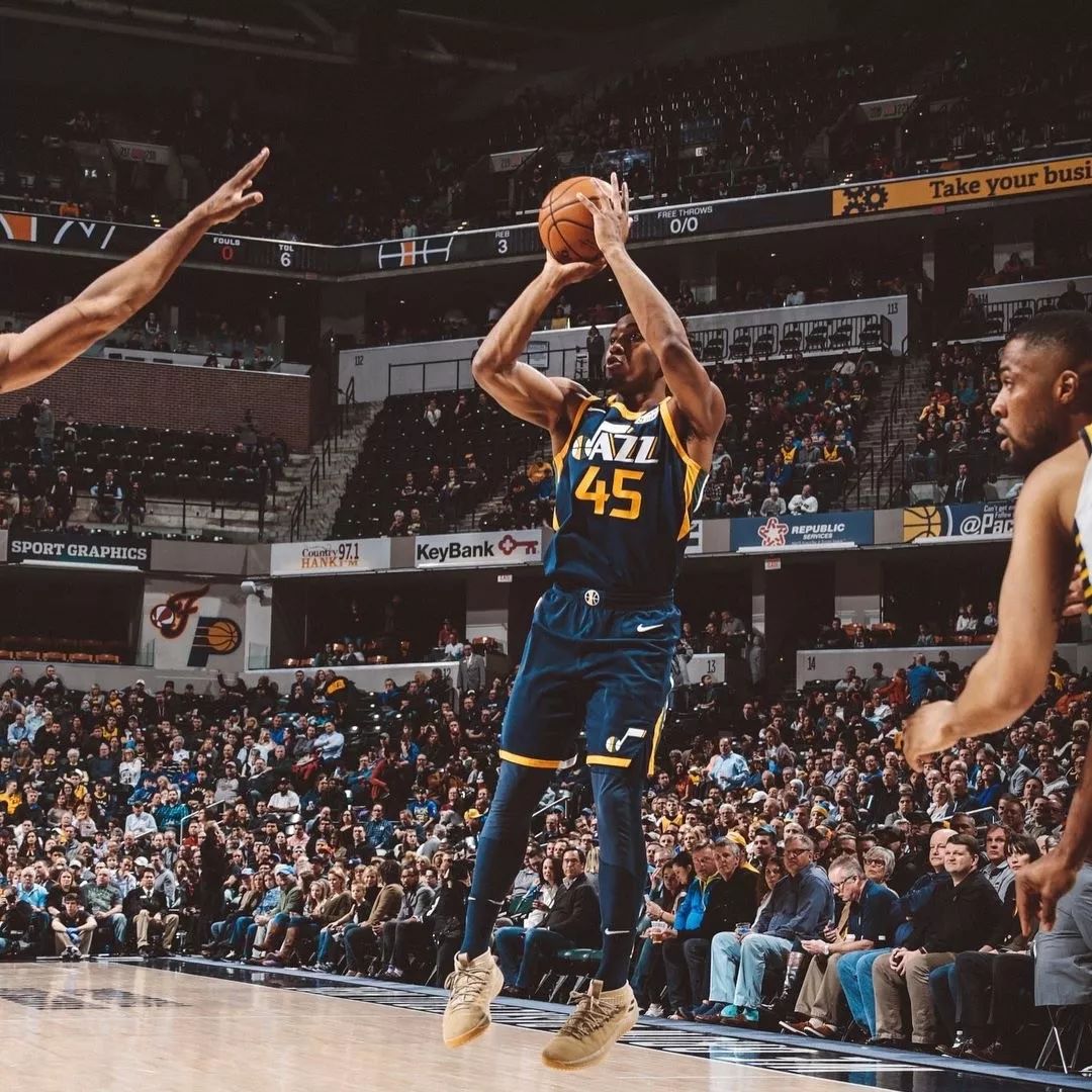 世体：巴萨把蒙特惠奇季票延至季末，很可能下赛季才回诺坎普